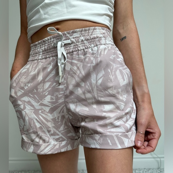Lululemon Spring Breakaway Shorts Floral - Picture 4 of 4